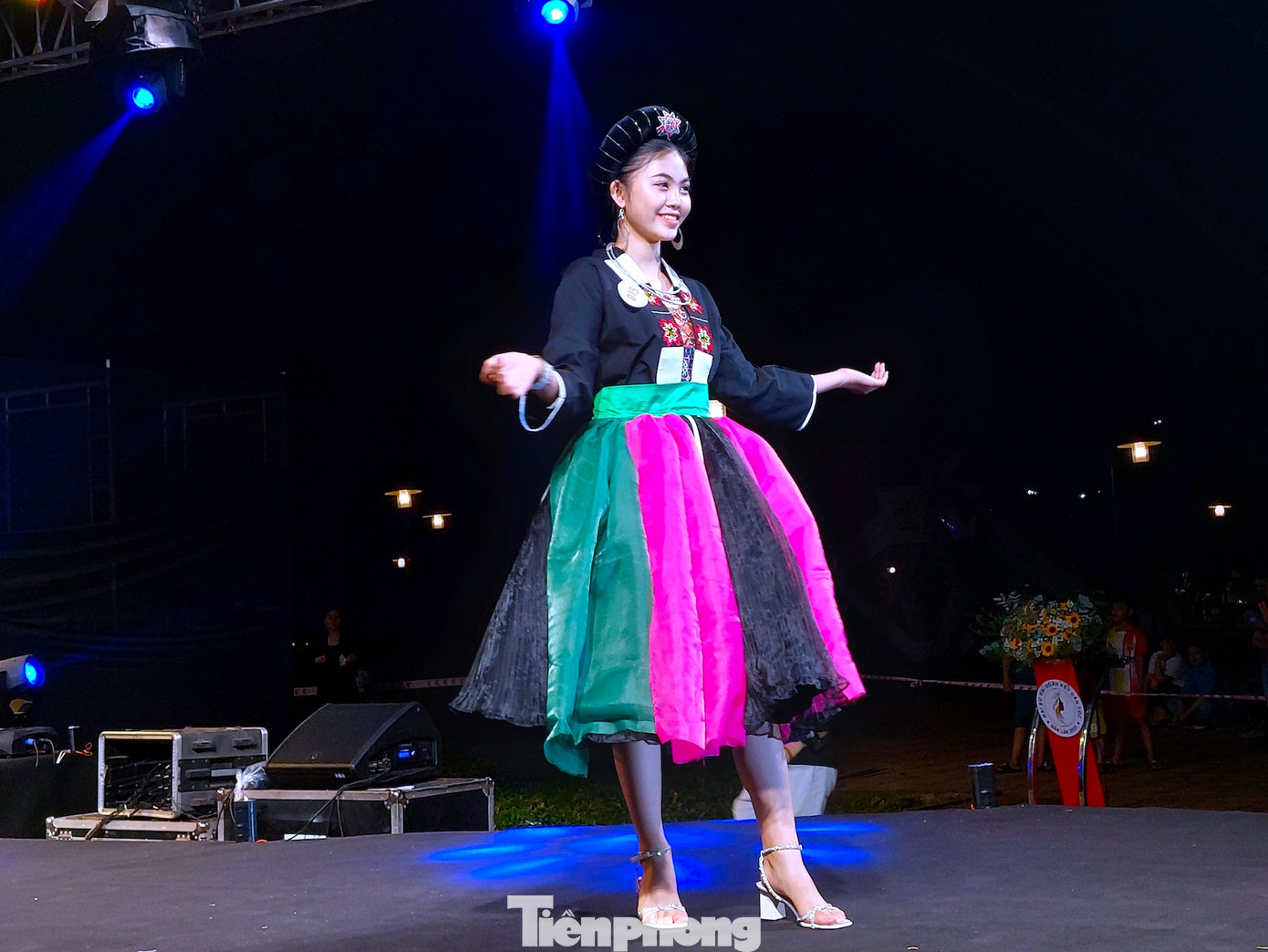 Thí sinh Lê Hoàng Phương trình diễn trang phục tự chọn