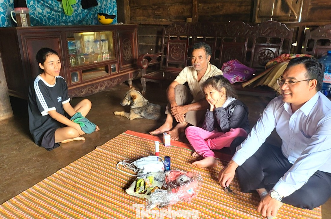 Em Nguyễn Thy Ca mang các vật phẩm sưu tập được tặng các bạn ở huyện Cư M'gar