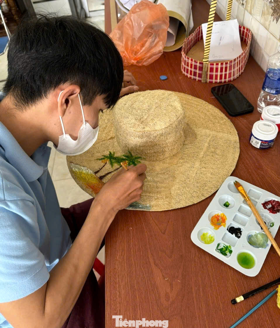 Anh cho biết, sản phẩm thời trang từ xơ mướp hiện đại, thân thiện với môi trường nhưng chỉ có một màu thuần tự nhiên của xơ mướp. Anh đã vẽ phong cảnh thiên nhiên, hoa lá lên sản phẩm như túi xách và mũ... làm từ xơ mướp.