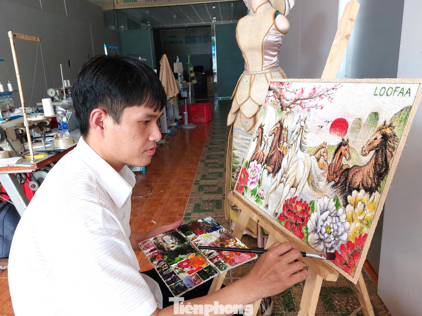 Đến nay, anh Y Êli đã vẽ hàng trăm bức tranh trên nền xơ mướp thiên về các nét văn hóa truyền thống, hầu hết đều được bán sang nước Pháp với giá khoảng vài, ba triệu đồng/bức tranh.