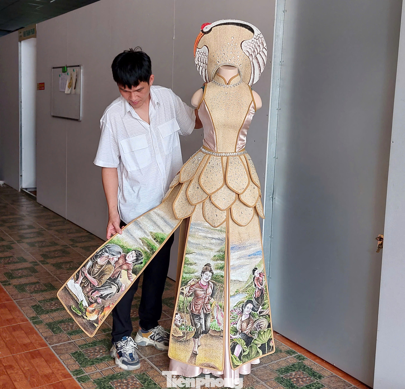 Ngoài việc vẽ tranh, Y Êli còn gây ấn tượng với thiết kế trang phục độc đáo từ xơ mướp. Những tấm xơ mướp xù xì được kết hợp 20% vải lụa và 80% xơ mướp tạo nên sự mềm mại, giảm độ thô ráp khi mặc. Trang phục độc đáo từ xơ mướp với 3 lớp tà ngắn, tượng trưng cho những cánh sen.