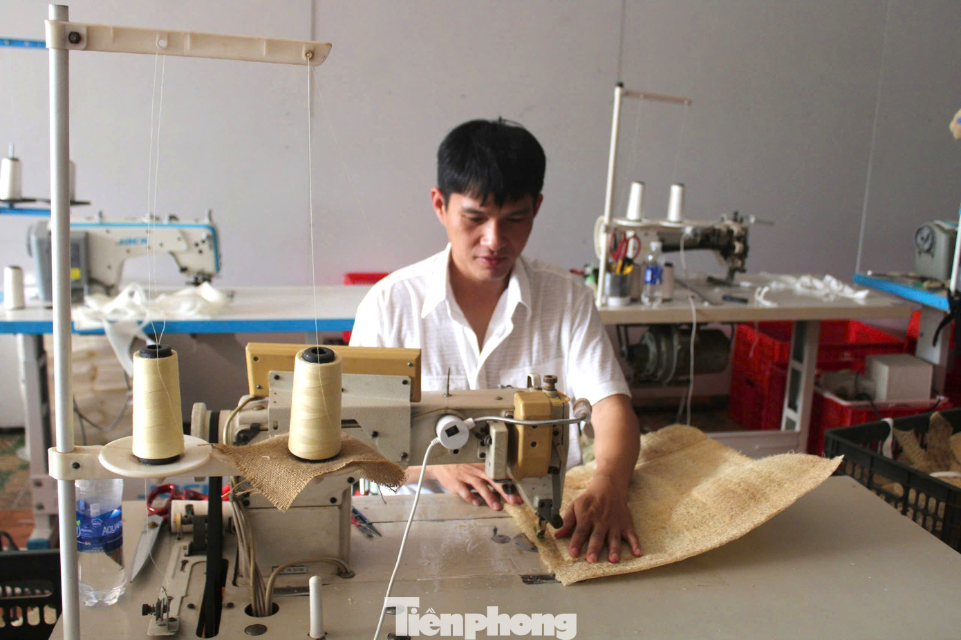 Với sự khéo léo và sáng tạo, chàng trai Ê đê đã tự tay cắt may từng miếng xơ mướp lại với nhau để phục vụ vẽ tranh. Điều này tạo sự mới lạ cho sản phẩm. Khi tham gia trưng bày tại các triển lãm, hội chợ, sản phẩm đã thu hút sự chú ý của nhiều khách hàng trong và ngoài nước.