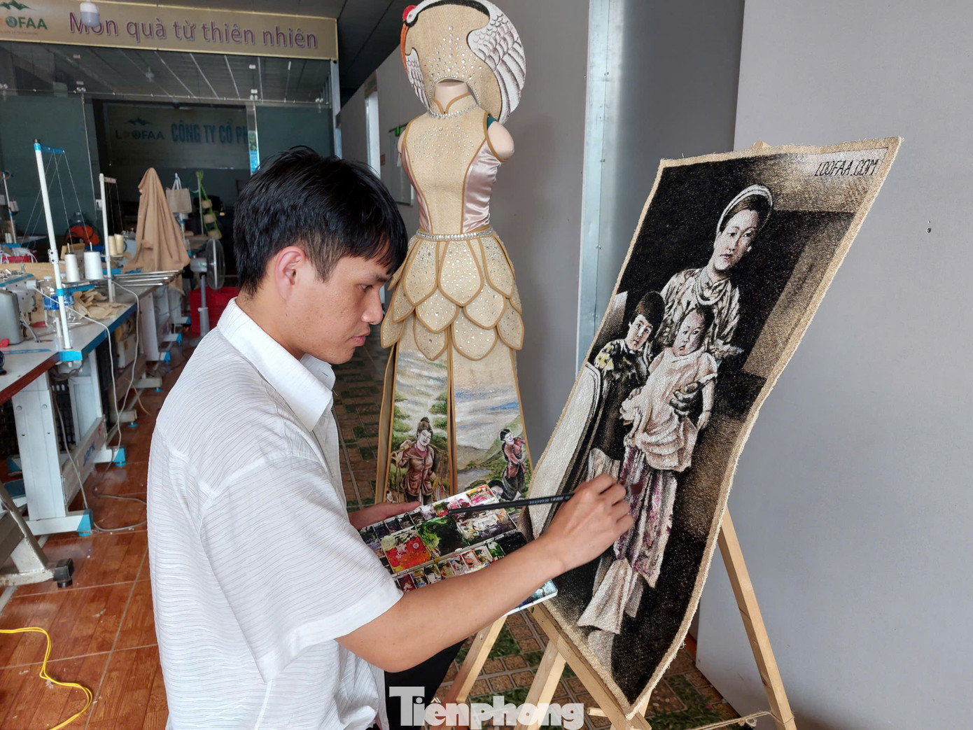 Anh Y Êli Bkrông (SN 1991, TP Buôn Ma Thuột) tốt nghiệp cử nhân Mỹ thuật Công nghiệp tại Trường Đại học Công nghệ Sài Gòn năm 2014. Hiện anh là nhân viên của một công ty ở TP Buôn Ma Thuột chuyên sản xuất các sản phẩm từ xơ mướp để xuất khẩu.