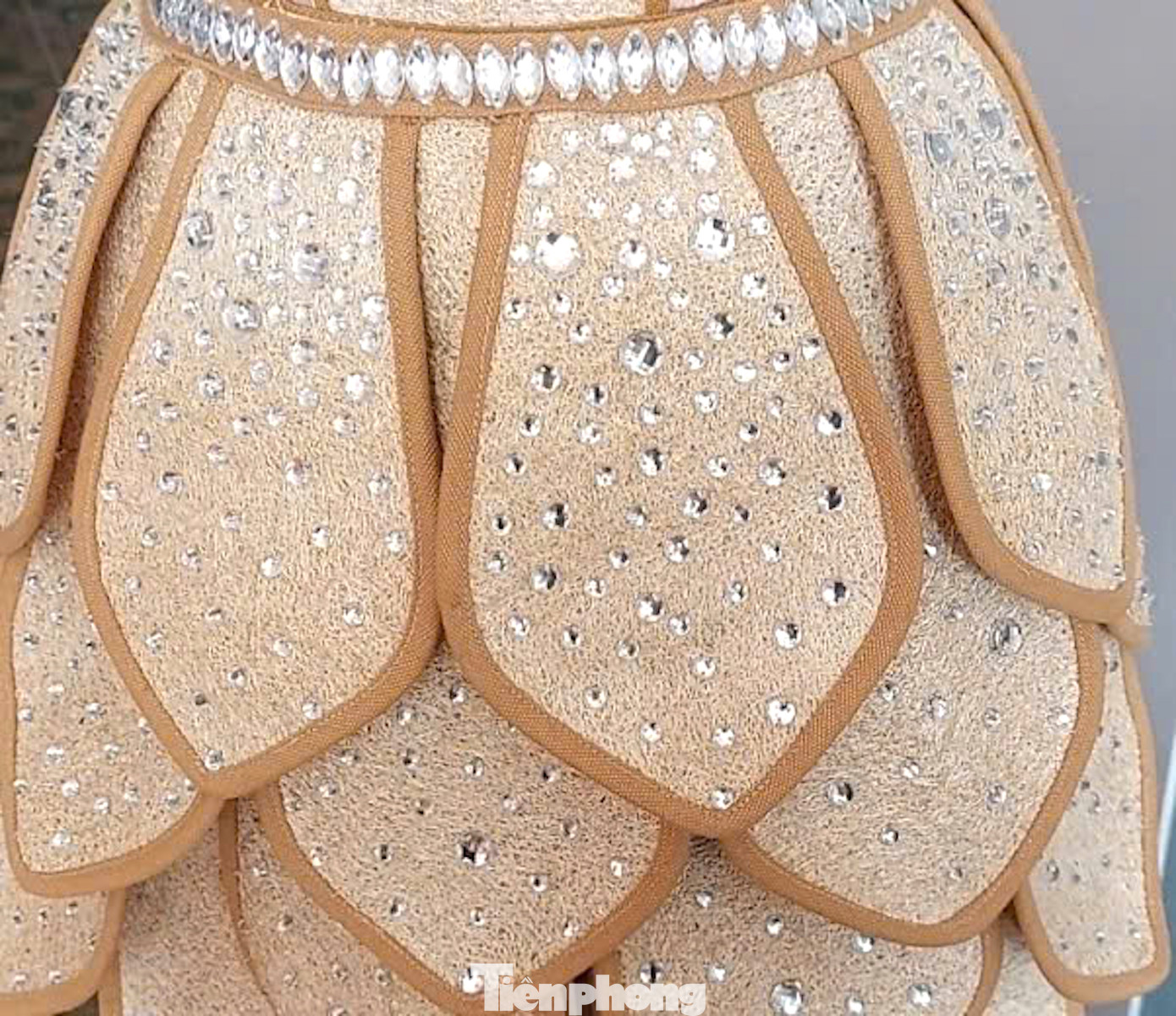 Bên cạnh đó, hàng trăm viên đá nhựa lấp lánh đính trên tà tạo điểm nhấn. Bộ trang phục này anh mất gần một tháng để hoàn thiện, được lấy cảm hứng từ mẹ Âu Cơ.