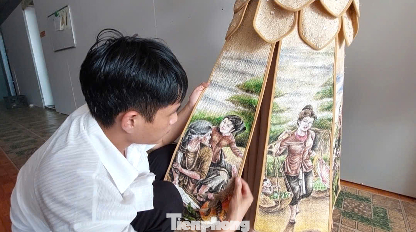 Lớp tà dài bên dưới được anh Y Êli trang trí bằng 5 bức tranh thể hiện những khoảnh khắc đời thường như: Chị bế em, hai chị em đi hái sen, cậu bé thổi sáo trên lưng trâu, mẹ bán hàng rong, bà trông cháu. Hình ảnh được anh sử dụng cọ để vẽ rồi xịt một lớp sơn bảo vệ màu sắc.