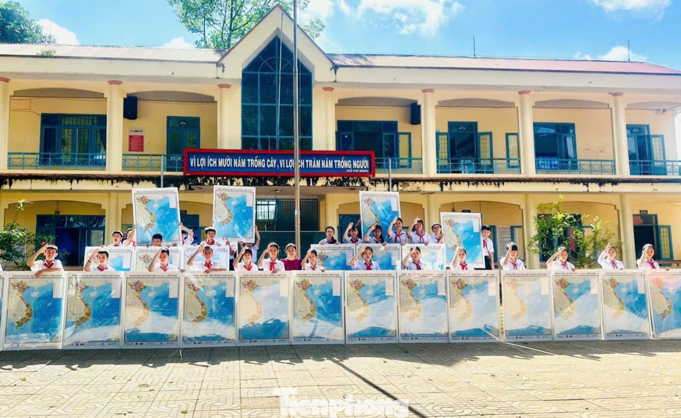 Tại các tổ chức Đoàn, Hội, Đội, các thôn, buôn, tổ dân phố, các đơn vị trường học, được treo khoảng 685 bản đồ tại trụ sở cơ quan, nơi làm việc, học tập .