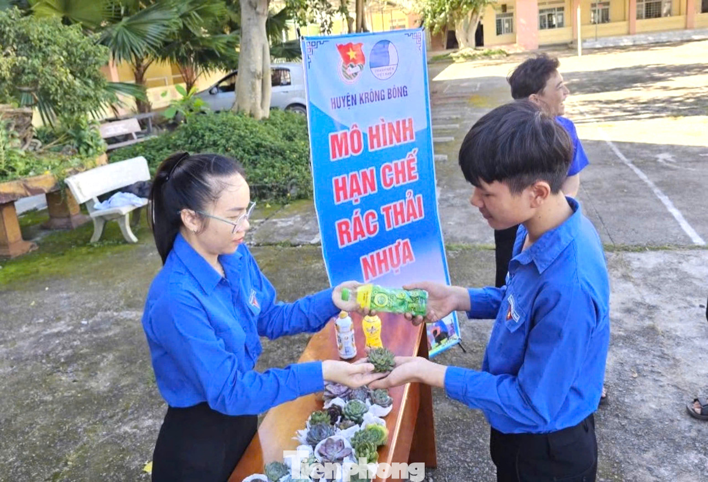 Huyện Đoàn Krông Bông triển khai mô hình “Đổi rác thải nhựa lấy cây xanh”. Chương trình đã thu hút đông đảo giáo viên, học sinh trong toàn trường.