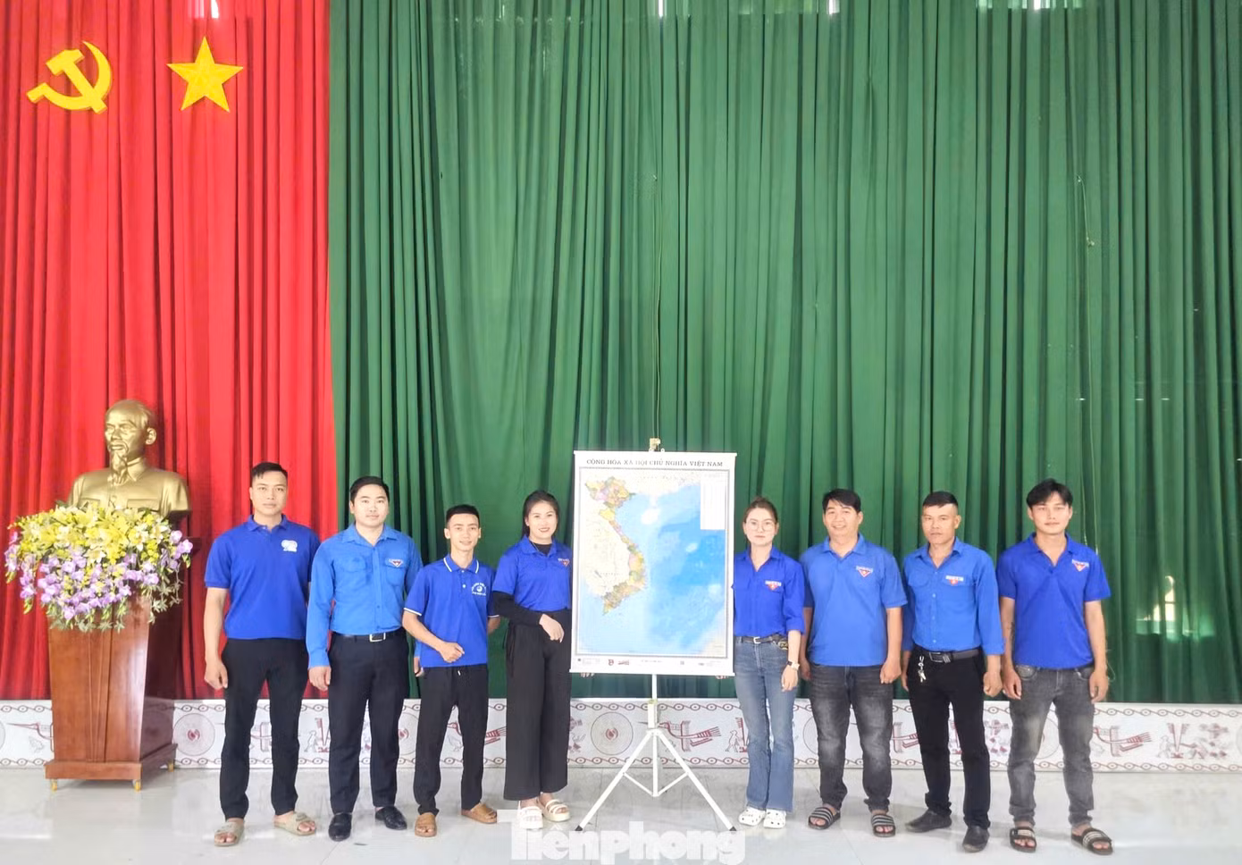 Huyện Đoàn đã hướng dẫn đoàn viên, thanh niên sử dụng điện thoại thông minh quét mã QR, định dạng bản đồ 3D và có thể chụp ảnh, quay video với hình ảnh bản đồ kèm theo thông điệp của cuộc vận động đăng tải lên các nền tảng số.