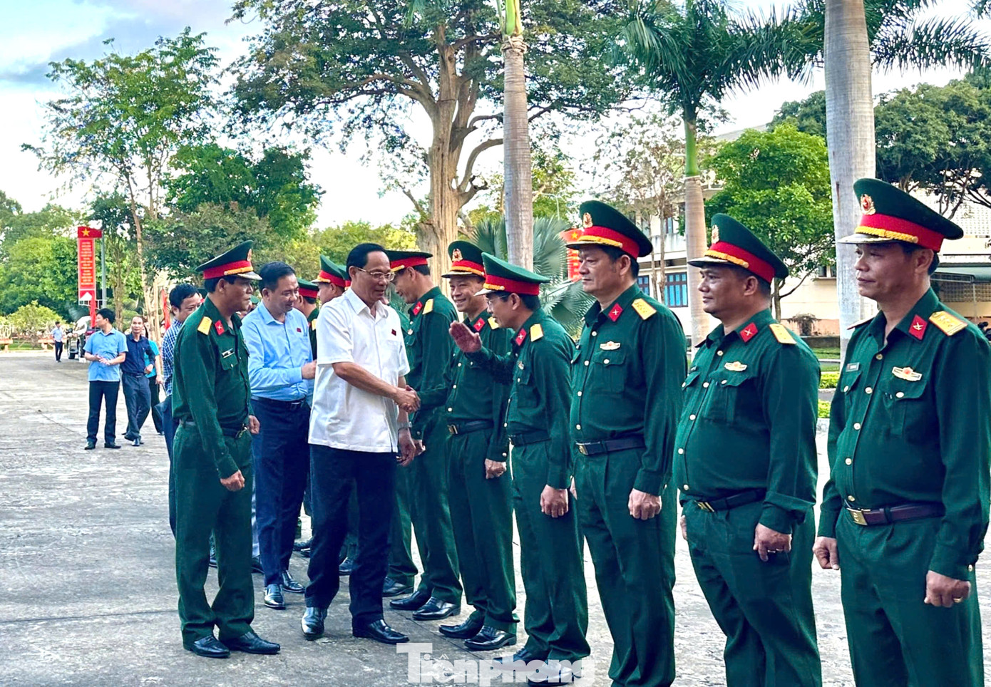 Phó Chủ tịch Quốc hội Trần Quang Phương làm việc với Bộ CHQS tỉnh Đắk Lắk.