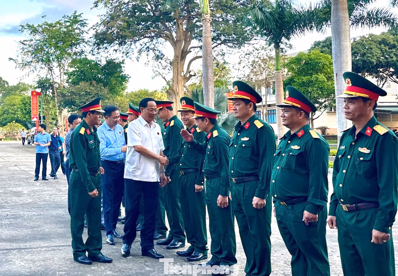 Phó Chủ tịch Quốc hội Trần Quang Phương làm việc với Bộ CHQS tỉnh Đắk Lắk.