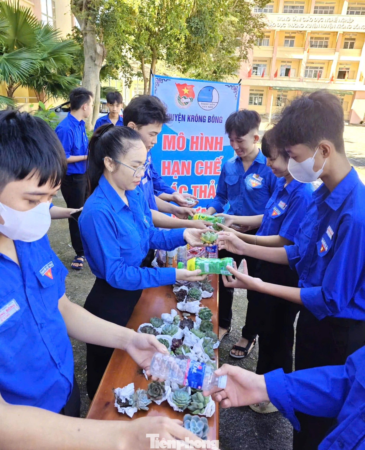 Các loại rác thải được thu gom bao gồm: Chai nhựa đã qua sử dụng, vỏ lon đã đập bẹp... Rác thải mang đến chương trình sẽ được quy đổi tương ứng với các loại sen đá.
