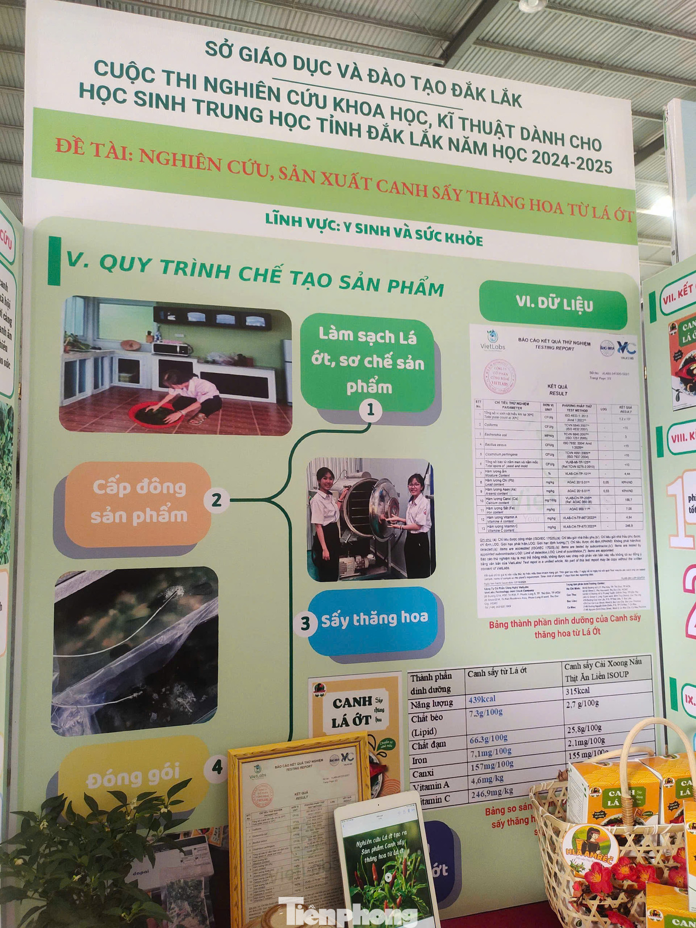 Quá trình sản xuất, các em tận dụng máy sấy sầu riêng của gia đình, áp dụng công nghệ sấy thăng hoa ở nhiệt độ âm sâu, giúp bảo đảm mùi vị, màu sắc của món ăn cũng như hàm lượng dinh dưỡng. Sản phẩm được mang đi kiểm nghiệm để đạt độ an toàn, có thể đưa ra thị trường.