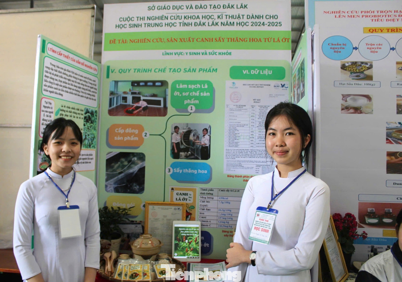 Em Nguyễn Thảo My và Nguyễn Võ Ngọc Nhi (học sinh lớp 11, Trường THPT Võ Văn Kiệt, huyện Ea H’leo) nghiên cứu và phát triển Dự án “Nghiên cứu, sản xuất canh sấy thăng hoa từ lá ớt” .