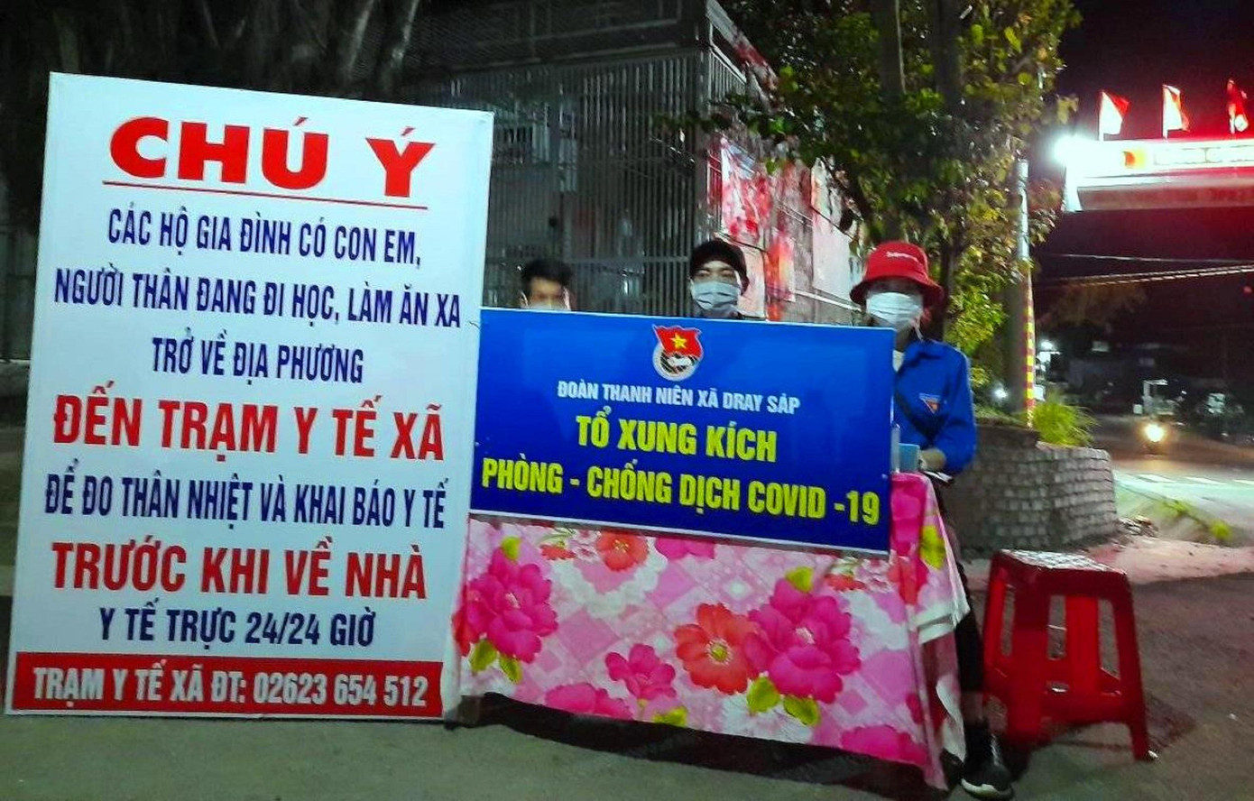 Tổ xung kích xã Dray Sáp làm nhiệm vụ Tổ xung kích xã Dray Sáp làm nhiệm vụ