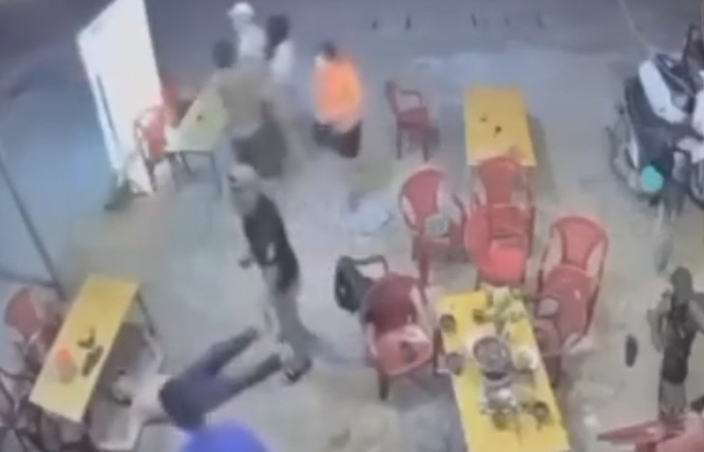 Nhóm khách xảy ra xô xát. Ảnh cắt từ Clip