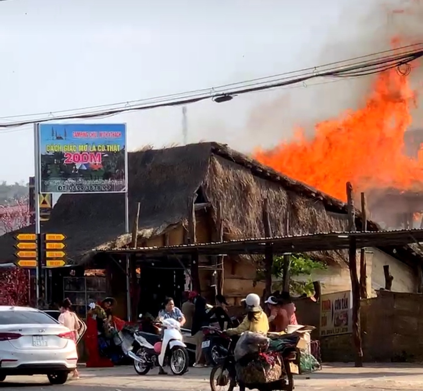 Ngọn lửa bùng cháy tại một quán cà phê.