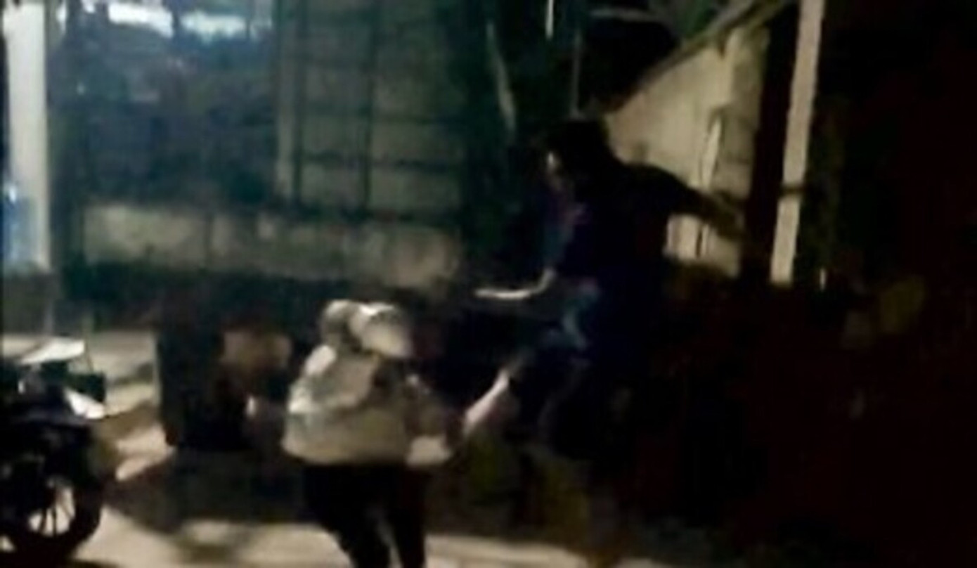 Hình ảnh người đàn ông đánh một phụ nữ gây xôn xao mạng xã hội. Ảnh cắt từ clip Hình ảnh người đàn ông đánh một phụ nữ gây xôn xao mạng xã hội. Ảnh cắt từ clip