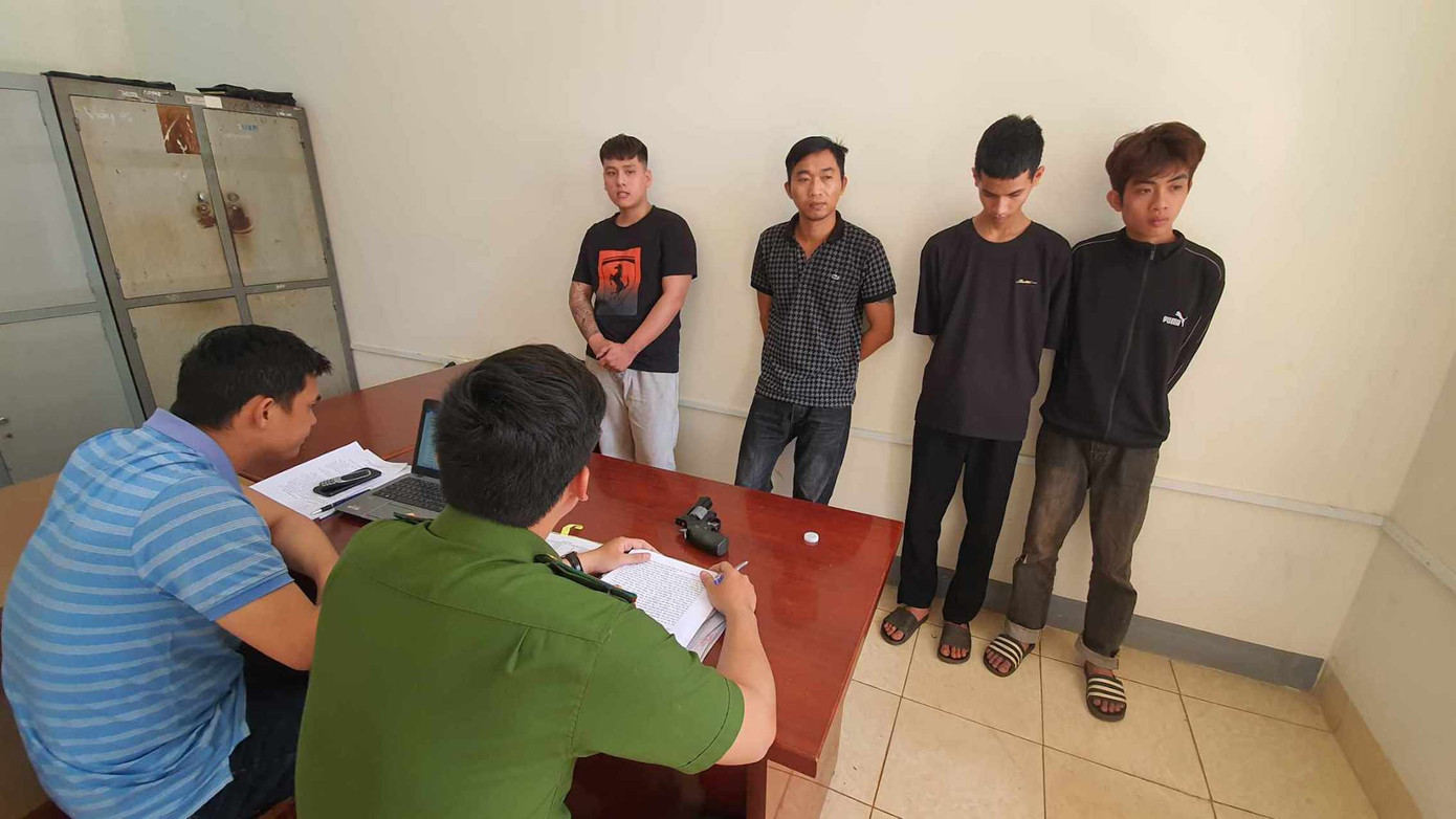 Nhóm nghi phạm tại cơ quan công an Nhóm nghi phạm tại cơ quan công an