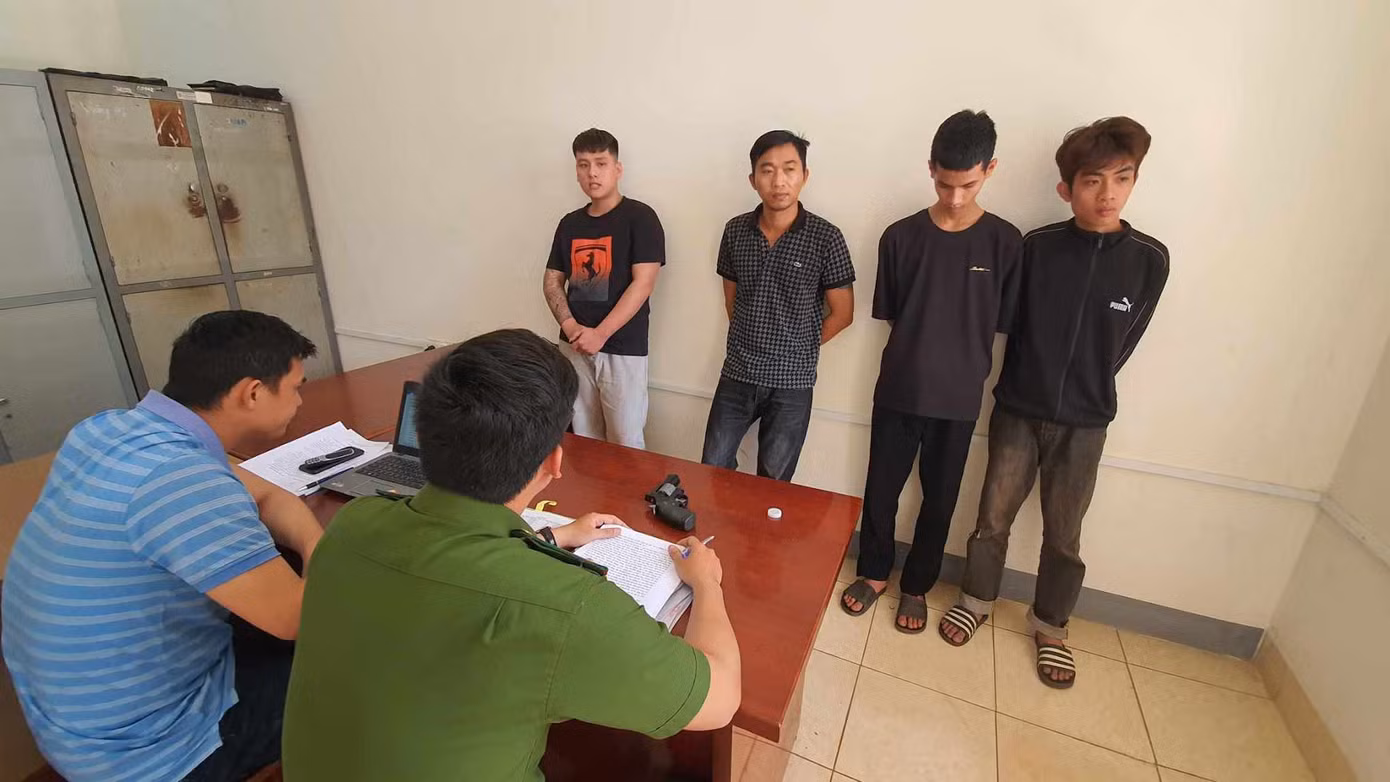 Nhóm nghi phạm tại cơ quan công an