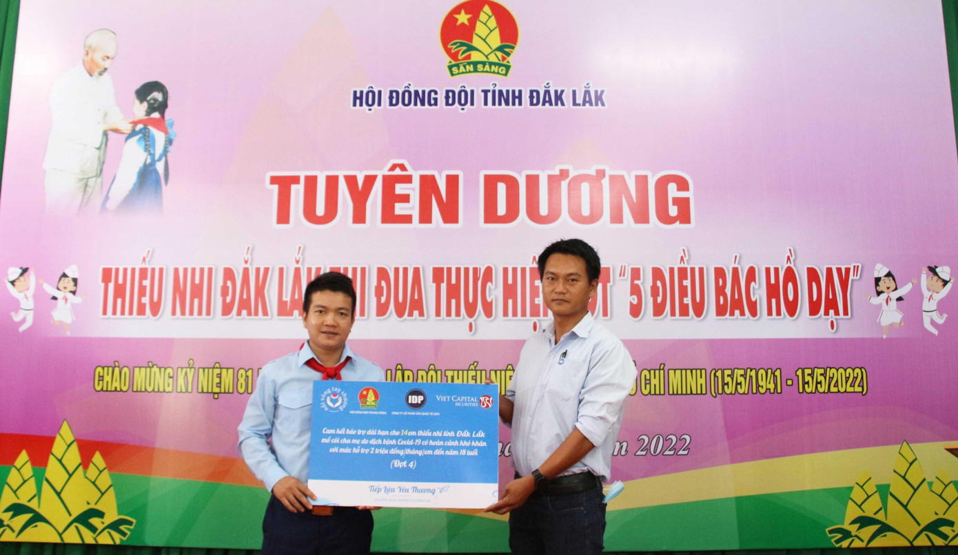 Đại diện nhà tài trợ (phải) trao bảng tượng trưng cho đại diện lãnh đạo Tỉnh Đoàn (trái)