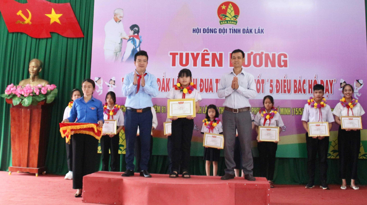 Đại diện lãnh đạo Tỉnh Đoàn tặng giấy khen thiếu nhi tiêu biểu