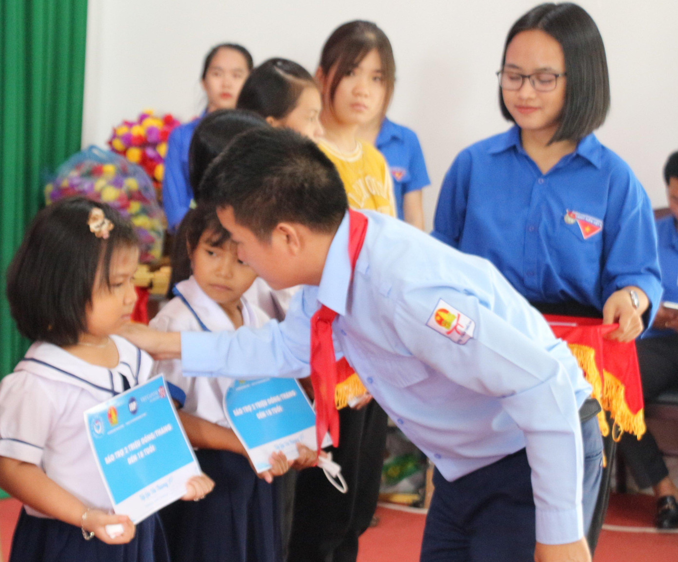 Anh Trần Doãn Tới, Phó Bí thư Tỉnh Đoàn, Chủ tịch Hội đồng đội tỉnh động viên học sinh mồ côi do COVID-19