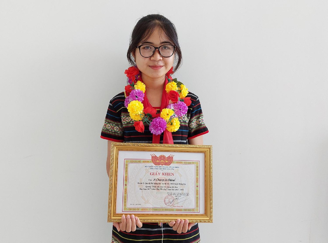 H Chăng So Hdruế nhận giấy khen của Tỉnh Đoàn