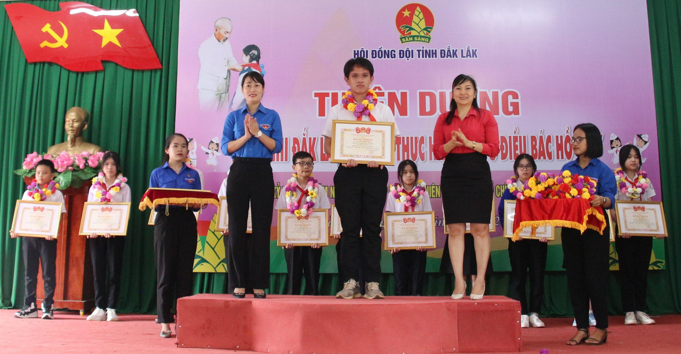 Đại diện lãnh đạo Tỉnh Đoàn tuyên dương thiếu nhi tiêu biểu