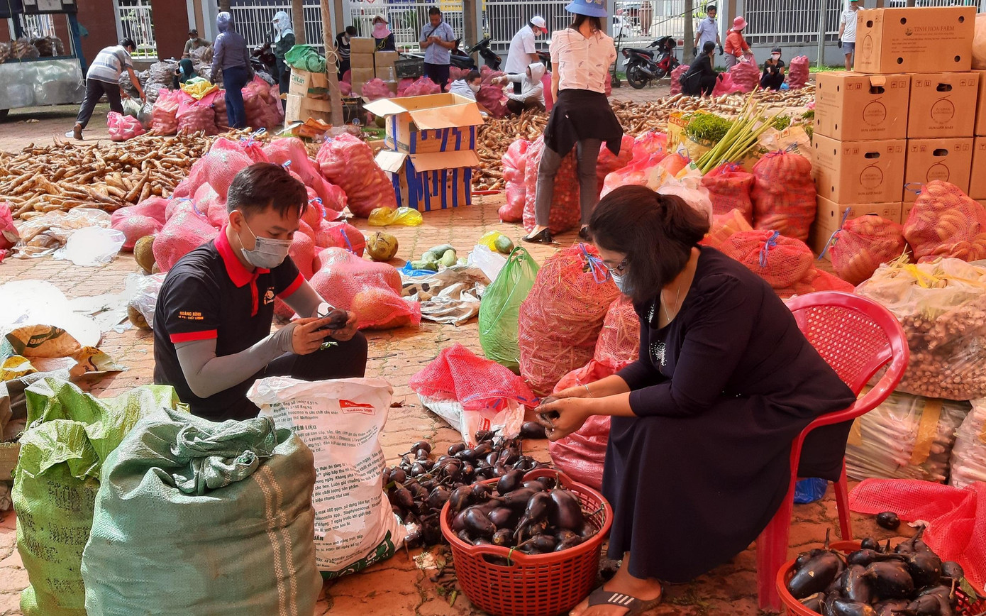 Bà H Kim Hoa Byă (phải) kiểm tra nông sản trước khi gửi đi