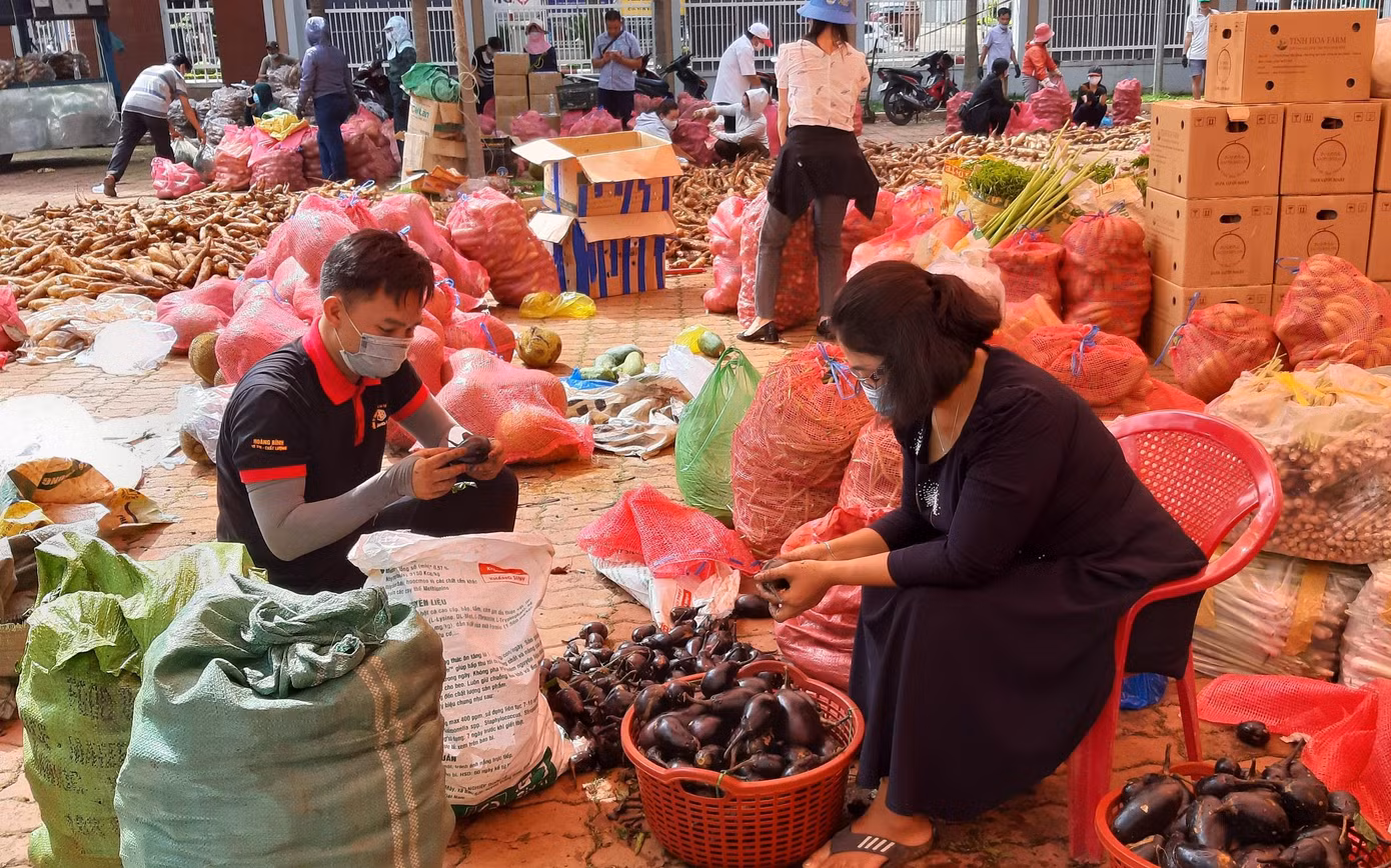 Bà H Kim Hoa Byă (phải) kiểm tra nông sản trước khi gửi đi