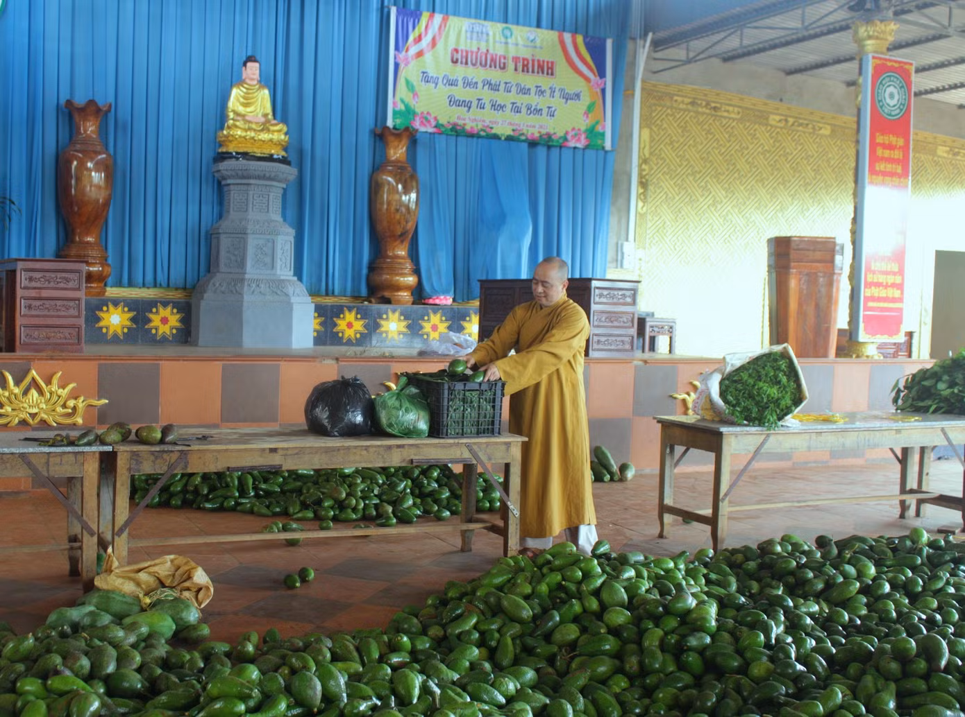 Đại đức Thích Minh Đăng, Trưởng Ban trị sự Hội Phật giáo Việt Nam huyện Cư M’gar xếp trái cây để chuyển đi cho vùng tâm dịch
