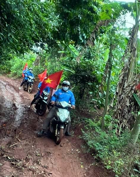 Đoàn viên thanh niên xã Cư Pơng tuyên truyền phòng chống dịch