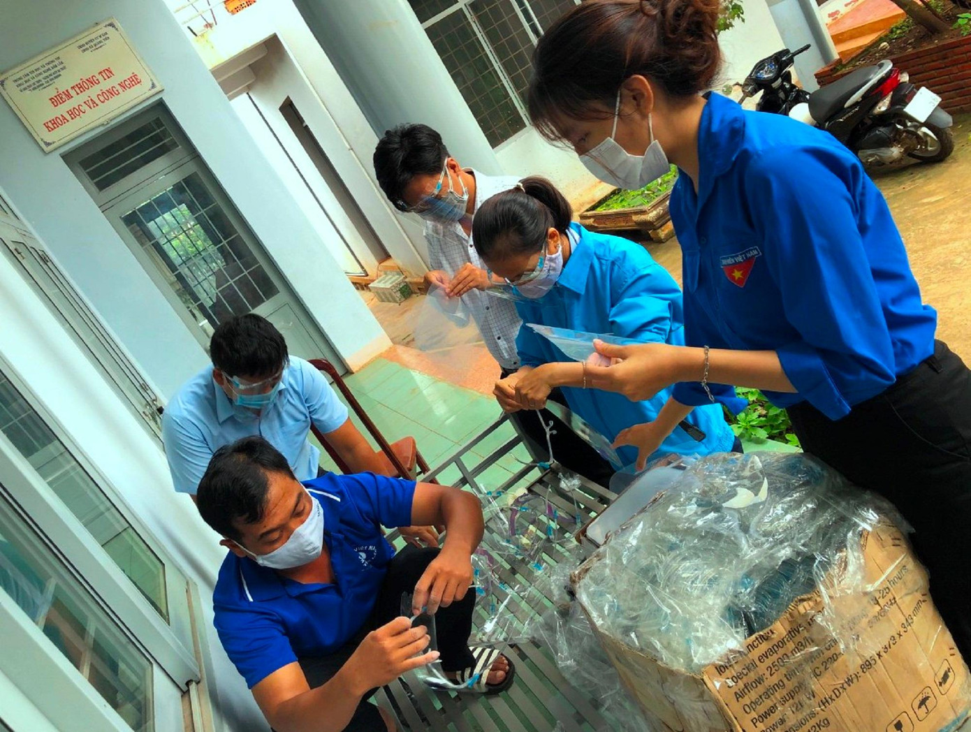 Đoàn thanh niên xã Quảng Tiến làm tấm chắn bảo hộ gây quỹ