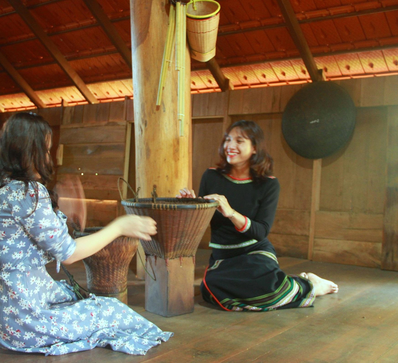 H'Tit am hiểu về các vật dụng truyền thống H'Tit am hiểu về các vật dụng truyền thống