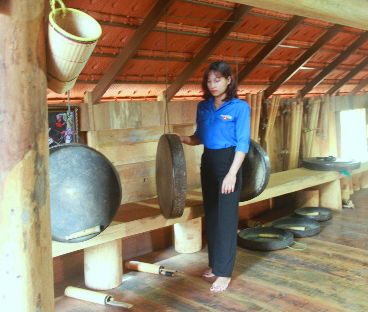 Ngôi nhà dài cuối buôn là nơi lưu giữ nhiều vật dụng truyền thống đồng bào Êđê Ngôi nhà dài cuối buôn là nơi lưu giữ nhiều vật dụng truyền thống đồng bào Êđê