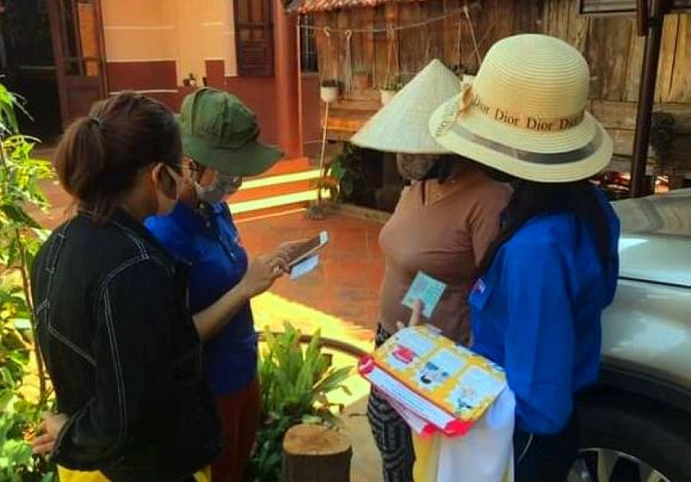 Đoàn thanh niên hướng dẫn bà con cài ứng dụng Bluezone Đoàn thanh niên hướng dẫn bà con cài ứng dụng Bluezone