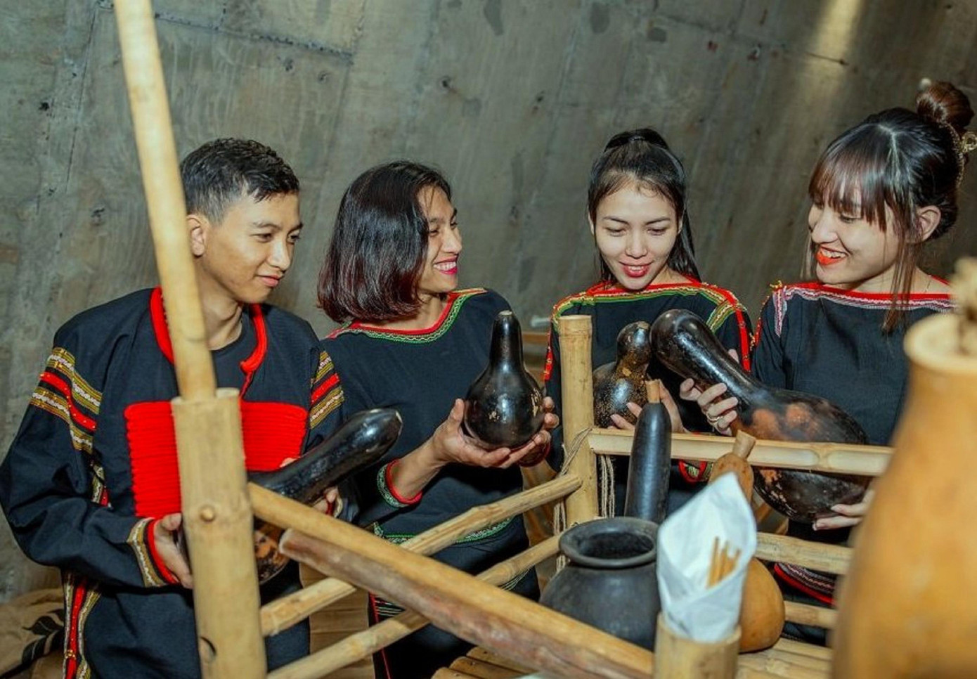 H'Tit (thứ 2, trái qua) cùng các bạn trẻ chung tay bảo tồn văn hóa truyền thống H'Tit (thứ 2, trái qua) cùng các bạn trẻ chung tay bảo tồn văn hóa truyền thống