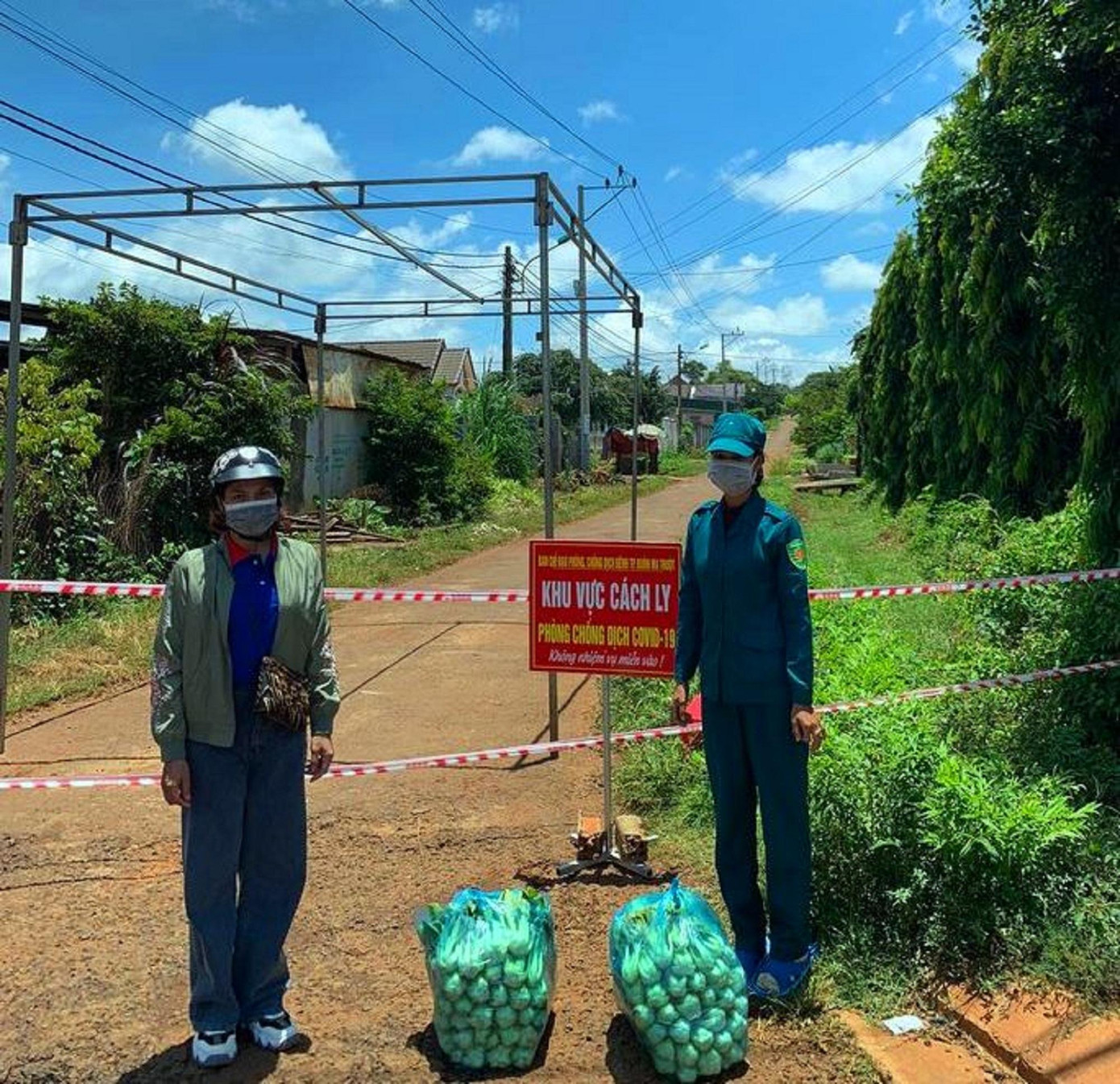 H'Tit (trái) hỗ trợ rau cho khu vực cách ly H'Tit (trái) hỗ trợ rau cho khu vực cách ly