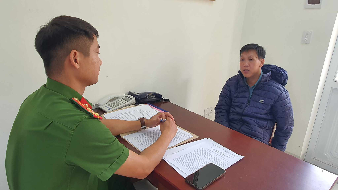 Đối tượng Cù Minh Bình tại cơ quan công an Đối tượng Cù Minh Bình tại cơ quan công an