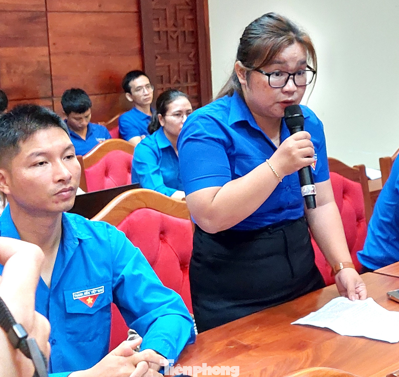 Đại diện đoàn phường trên địa bàn thị xã Buôn Hồ nêu câu hỏi tại buổi đối thoại