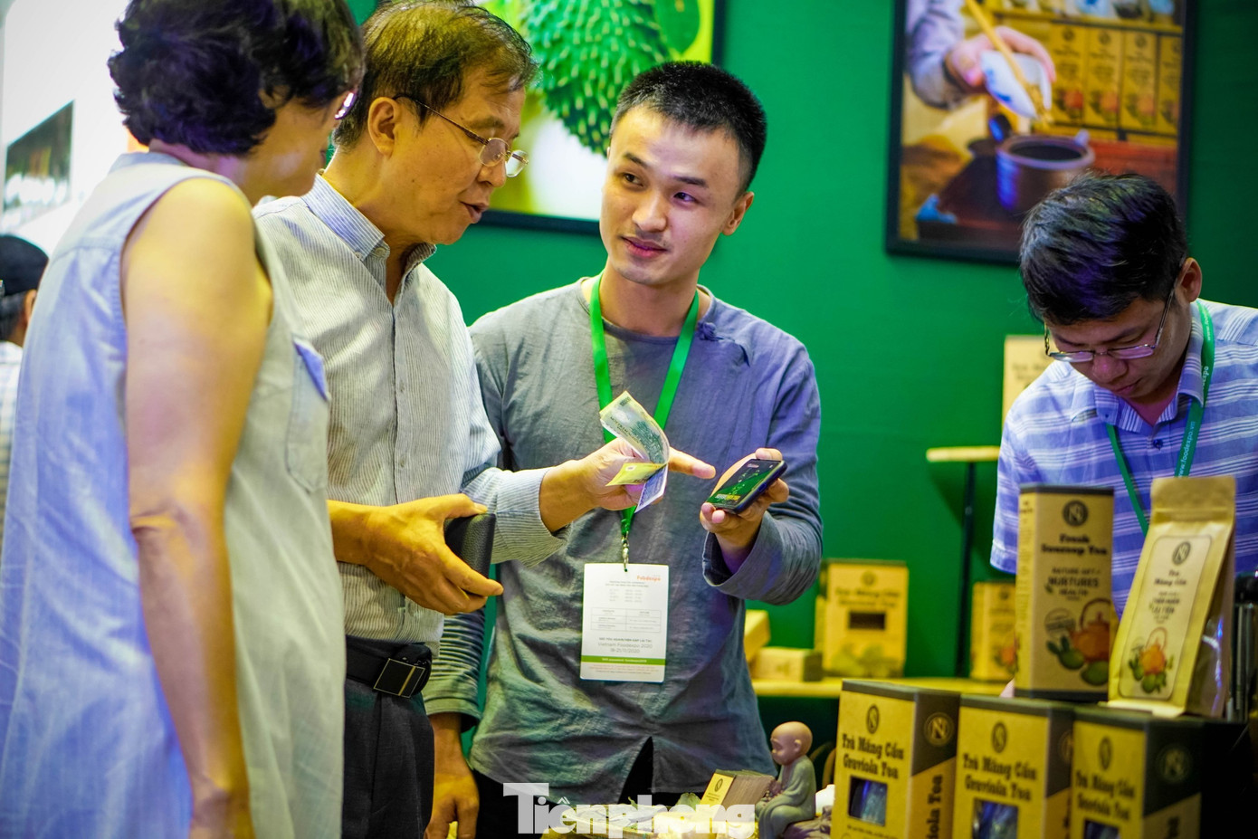 Anh Nguyễn Văn Sơn giới thiệu sản phẩm trà mãng cầu