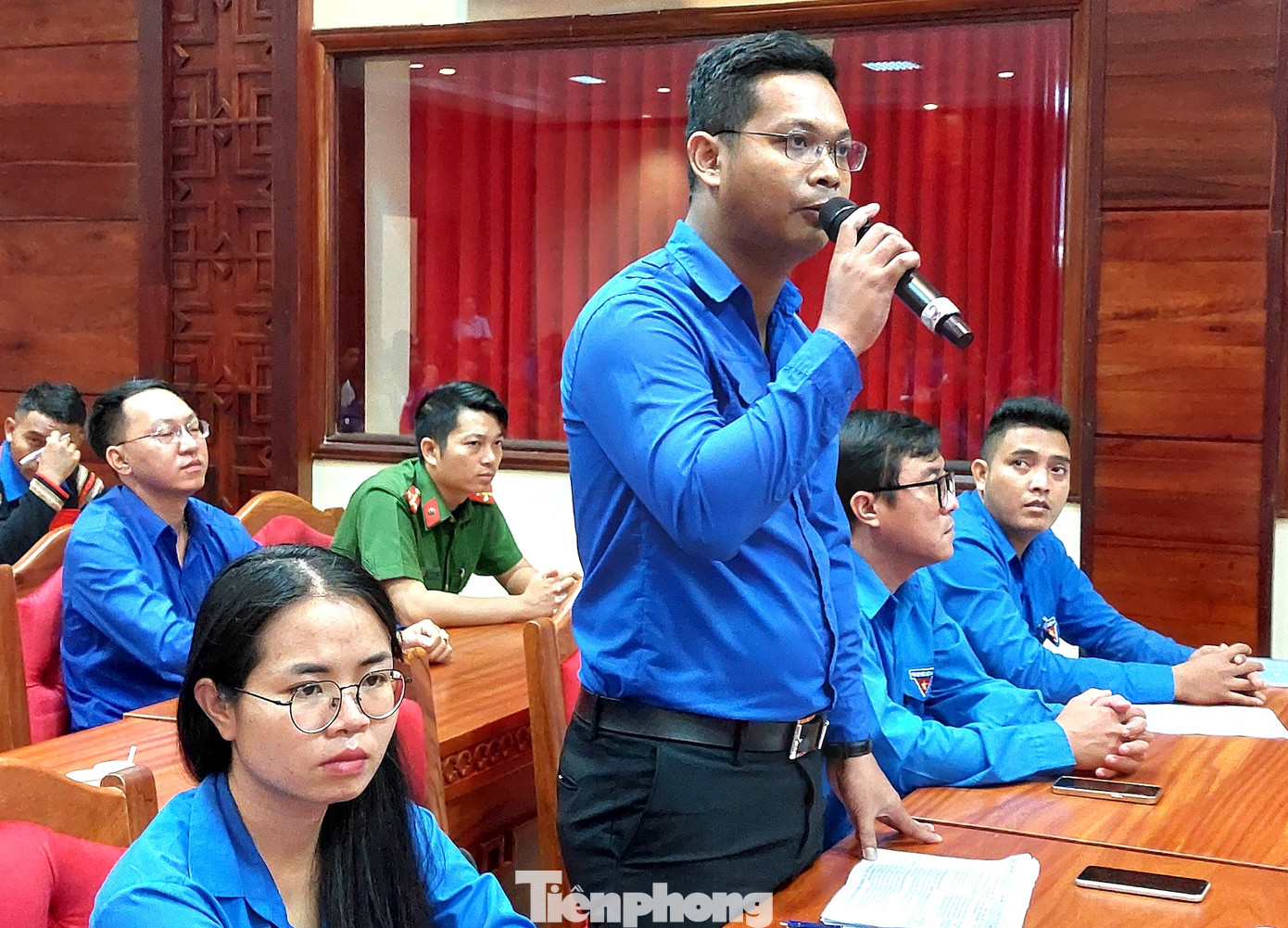 Anh Y Ten Niê - Bí thư Đoàn thị trấn Mđrắk đặt câu hỏi tại buổi đối thoại