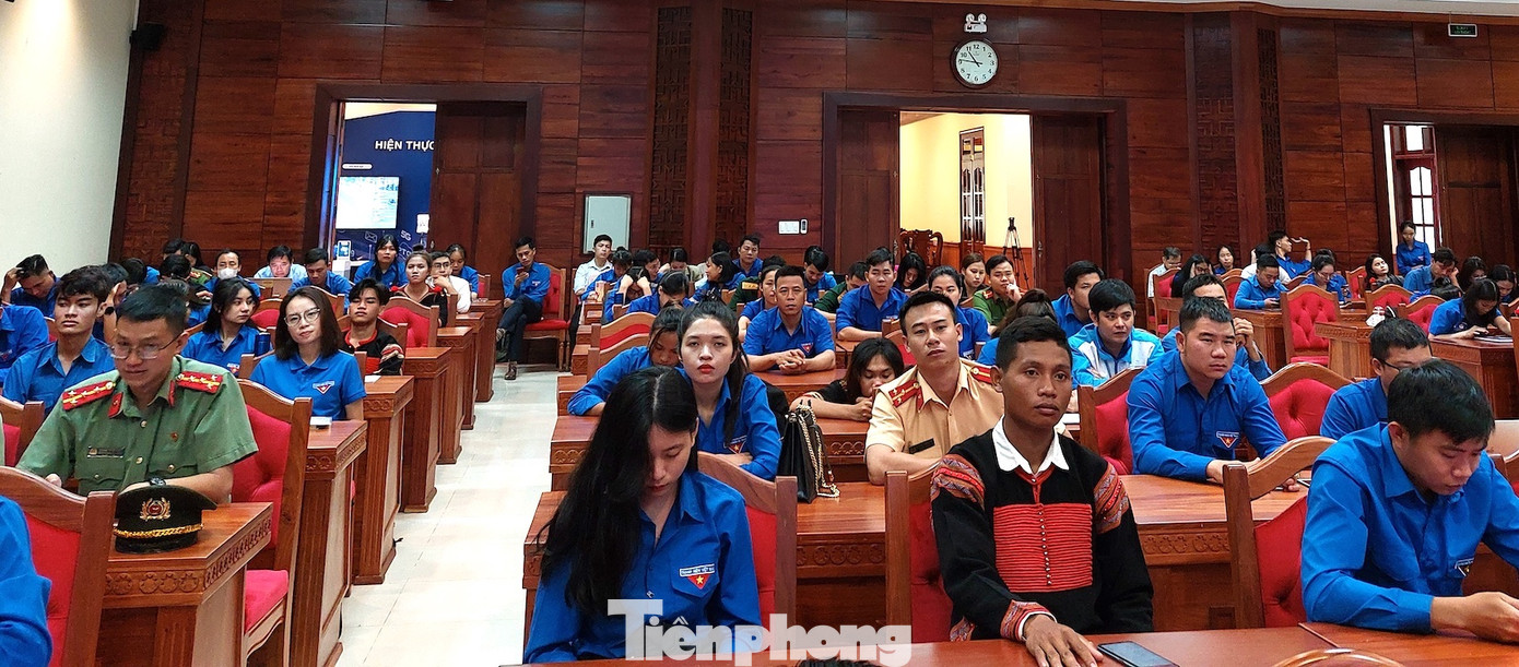 Đoàn viên, thanh niên tham gia hội nghị đối thoại