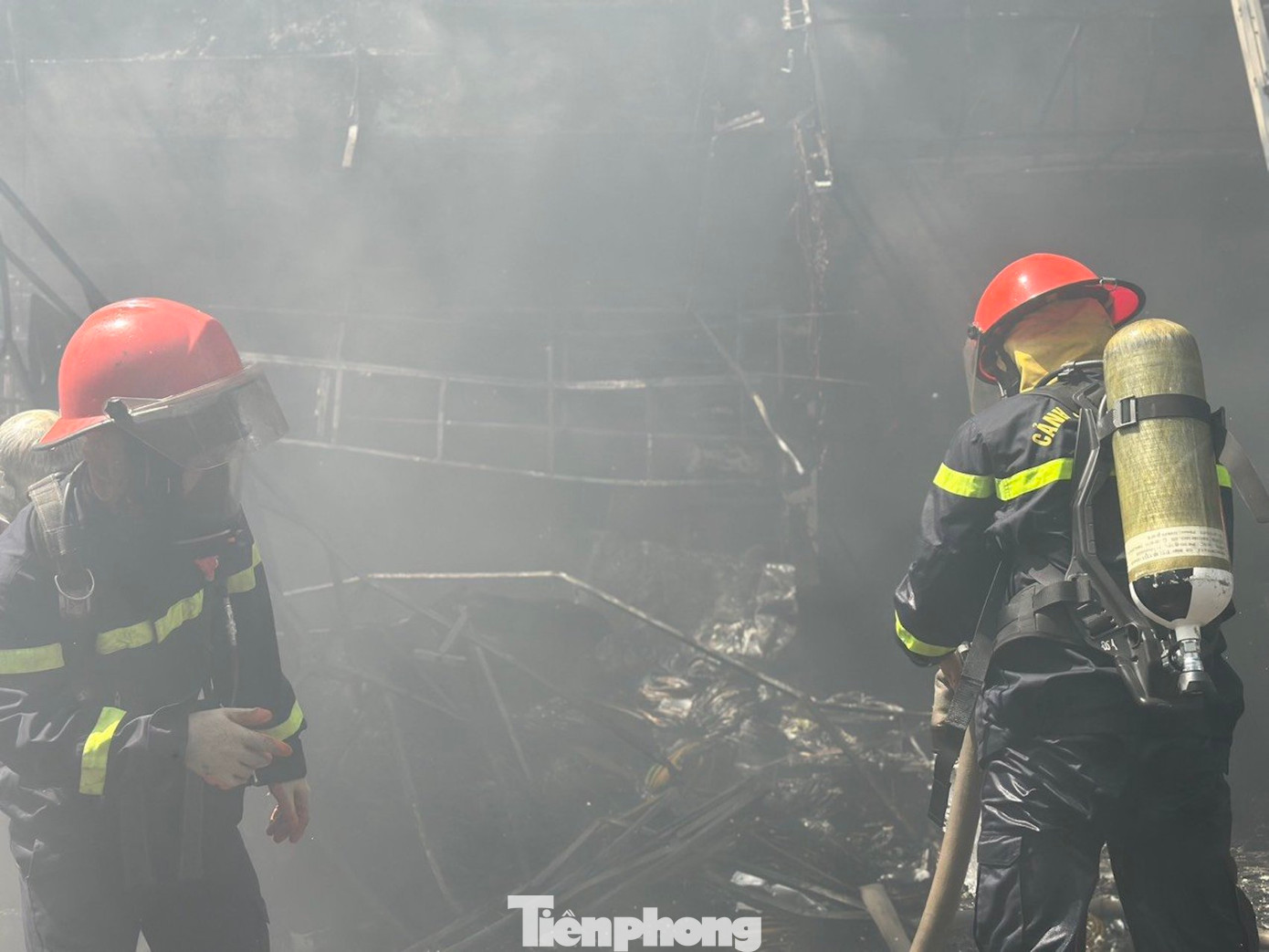 Lực lượng chức năng khống chế ngọn lửa