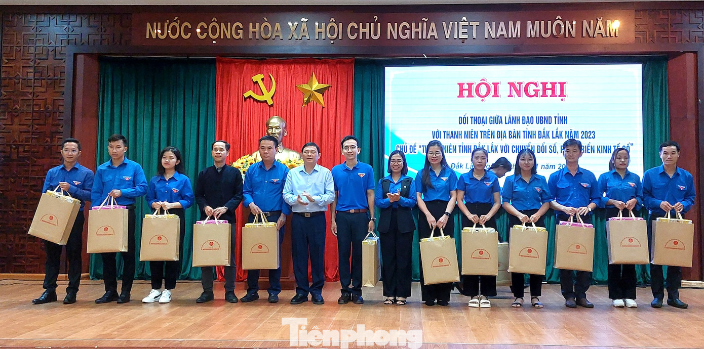 Đại diện lãnh đạo UBND tỉnh, Tỉnh Đoàn trao quà cho các cá nhân có thành tích xuất sắc trong lĩnh vực chuyển đổi số