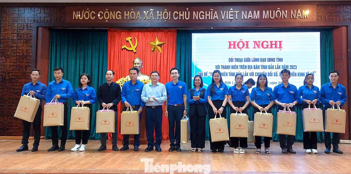 Đại diện lãnh đạo UBND tỉnh, Tỉnh Đoàn trao quà cho các cá nhân có thành tích xuất sắc trong lĩnh vực chuyển đổi số