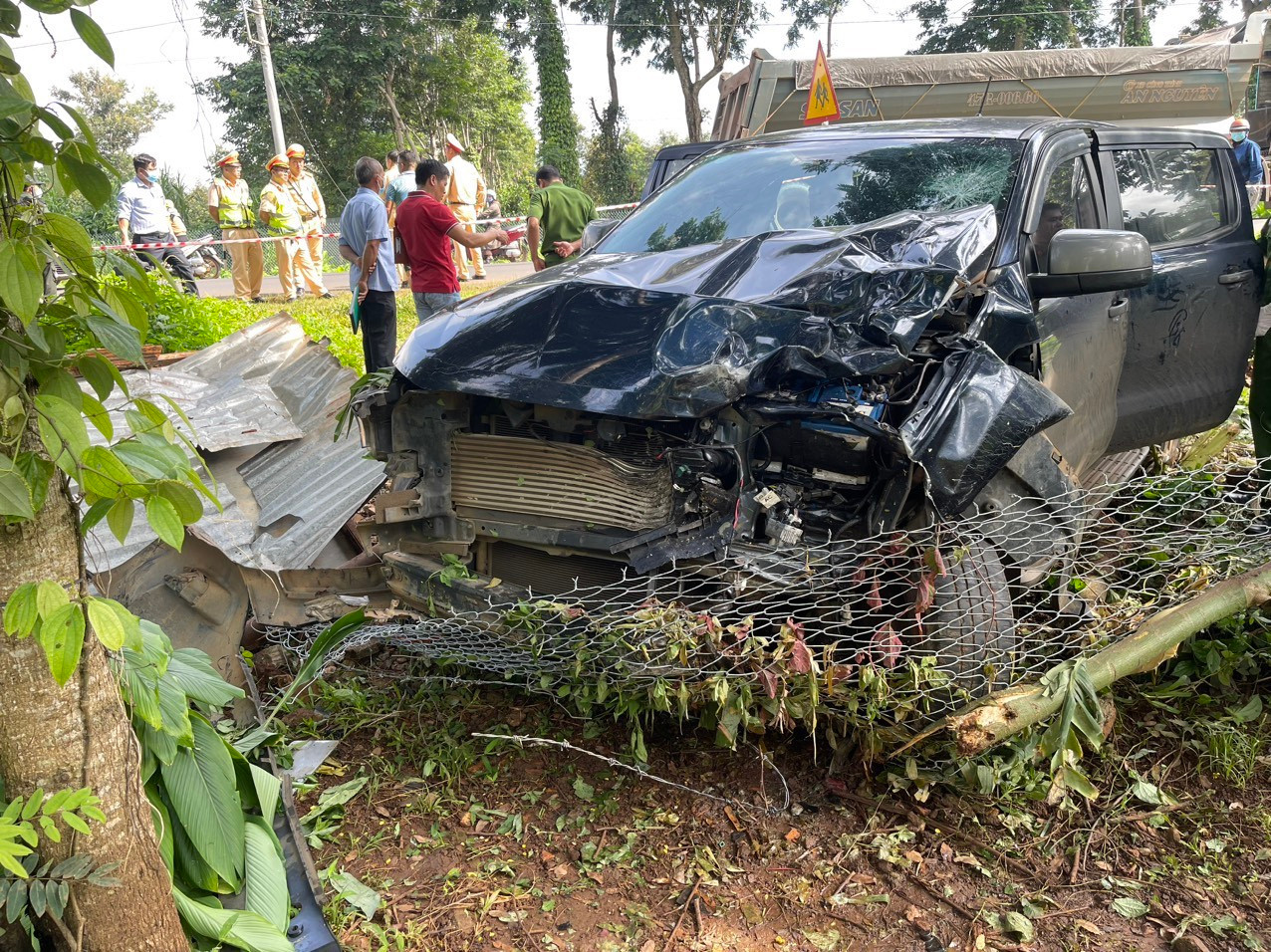 Xe bán tải tại hiện trường vụ tai nạn Xe bán tải tại hiện trường vụ tai nạn