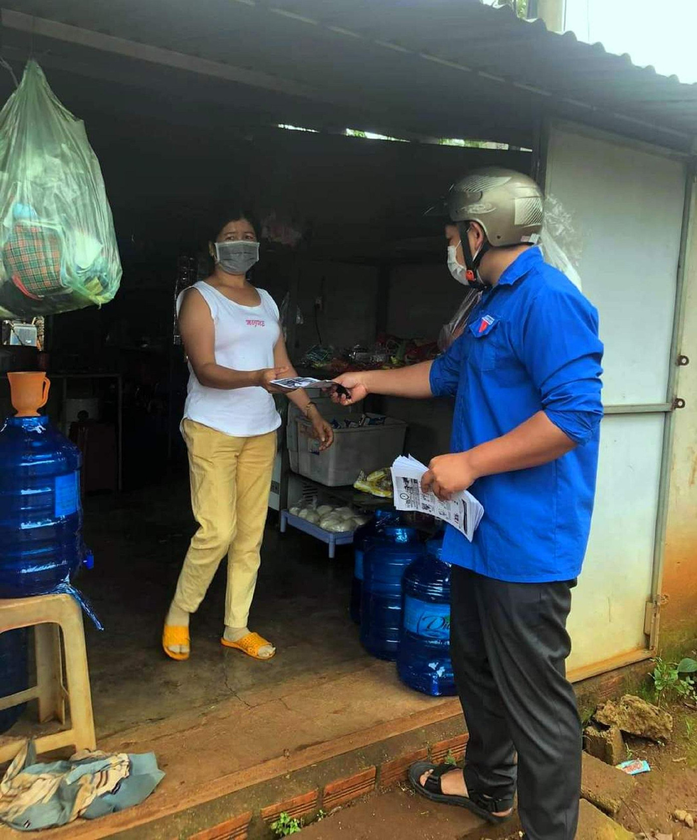 Tuyên truyền bằng phát tờ rơi in hai thứ tiếng cho các hộ dân Tuyên truyền bằng phát tờ rơi in hai thứ tiếng cho các hộ dân