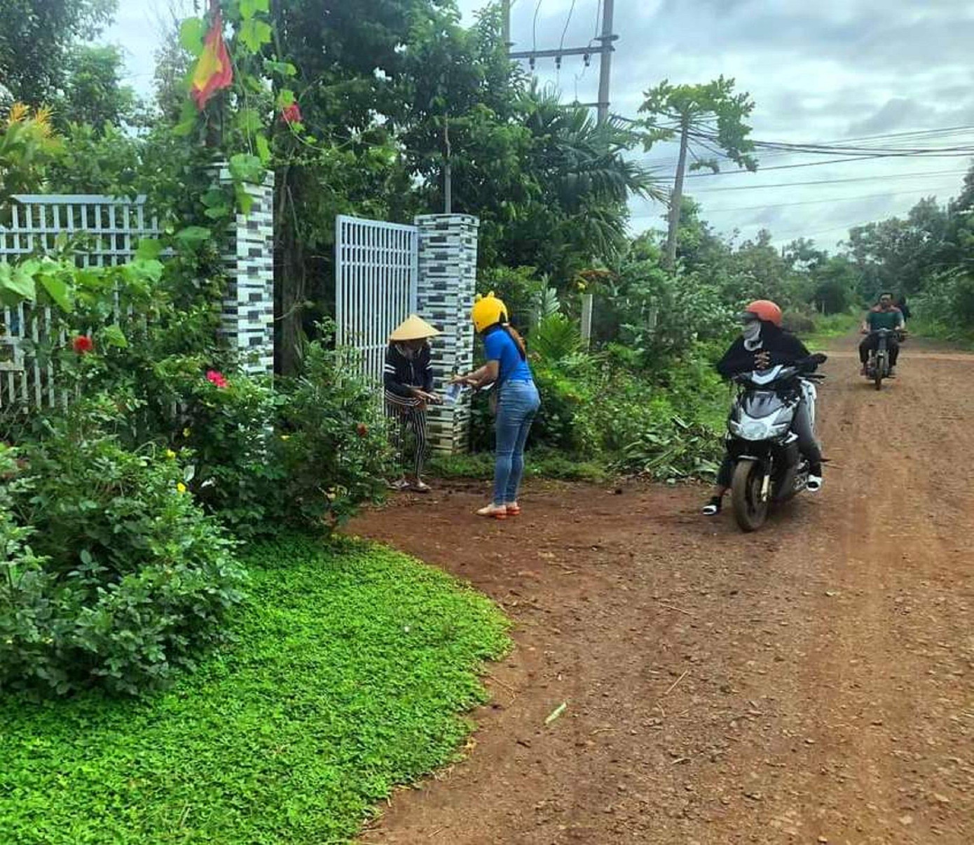 Đoàn viên thanh niên đến từng hộ dân tuyên truyền trực tiếp Đoàn viên thanh niên đến từng hộ dân tuyên truyền trực tiếp