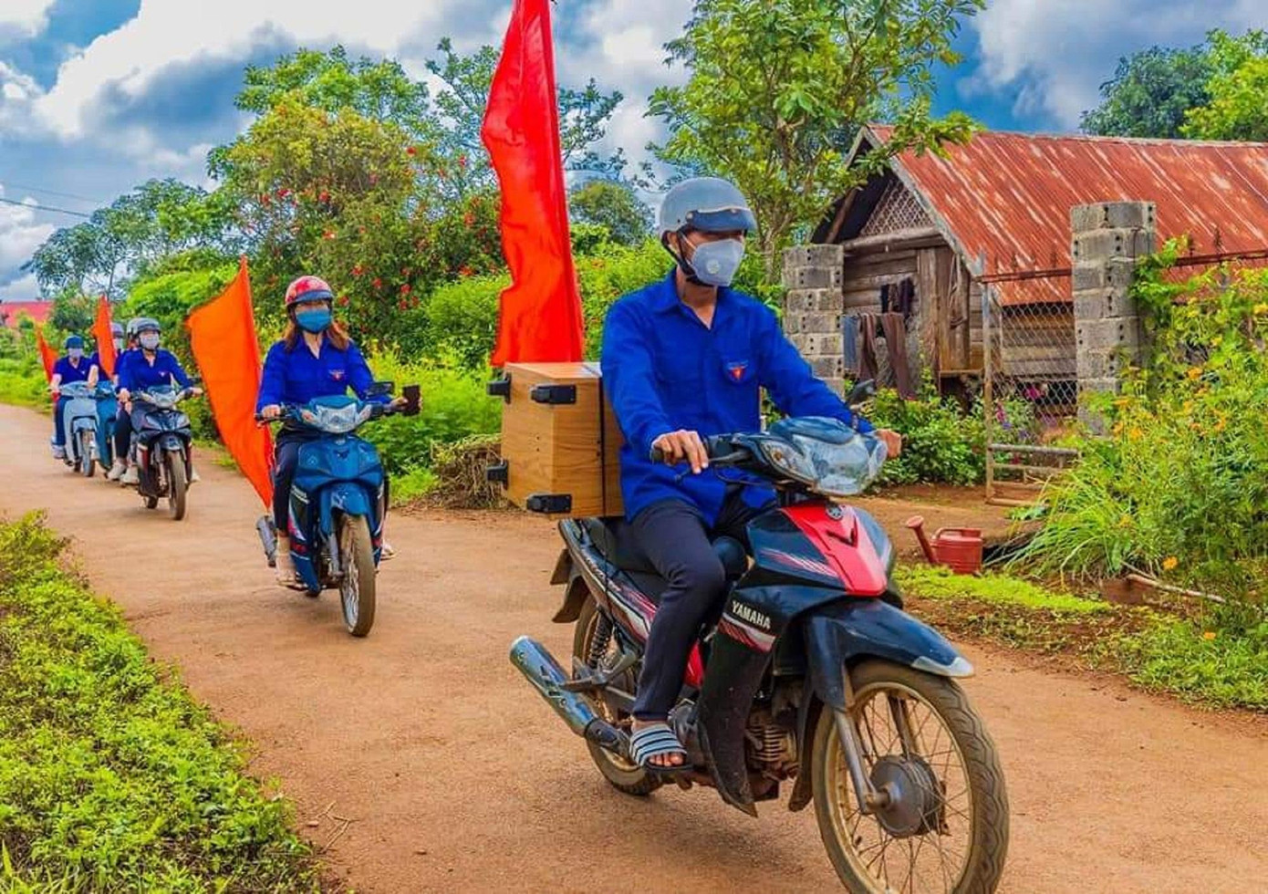 Đoàn thanh niên chở loa đi các ngõ ngách của buôn làng Đoàn thanh niên chở loa đi các ngõ ngách của buôn làng